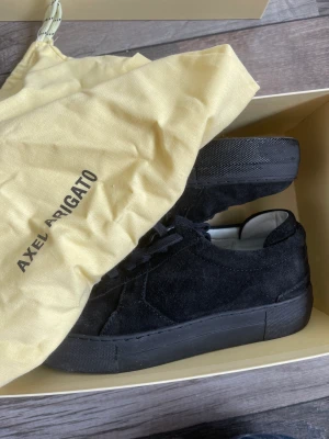 Axel Arigato skor - Säljer mina Arigato skor i storlek 38. Skorna är varsamt använda så dem är i väldigt fint skick! Köpta för 2000kr