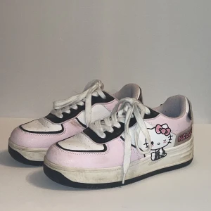 Hello Kitty sneakers - Jättesöta Hello Kitty sneakers från Bershka! Mjuk sula o sköna men jag använder de inte längre. Lite smutsiga men går att tvätta bort🫶
