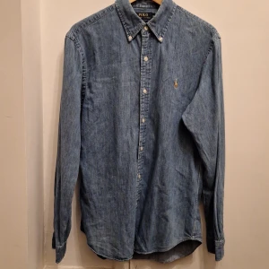Skjorta - Fin skjorta från Ralph Lauren i denim. Har inga defekter och är i storlek medium. Slim fit