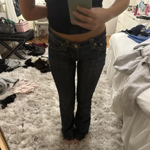 Miss me jeans - Lågmidjade jeans från Miss Me i storlek 27 så de passar en 34/36. Midjemått är cirka 38cm tvärs över🩷 jag är cirka 1,60 och de är lite långa på mig