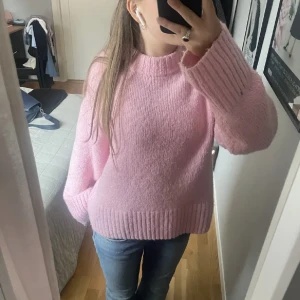 Rosa stickad tröja  - LÅNADE BILDER!!  säljer du min super snygga ljusrosa stickade tröja från gina tricot som är slutsåld. Storlek S och är i jätte fint skick😍😍