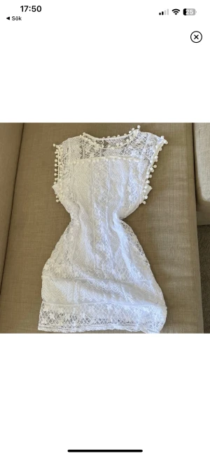 Vit klänning  - Vit klänning med blommiga spets & små detaljer på, ej genomskinlig.  perfekt för studenten eller sommaren. 