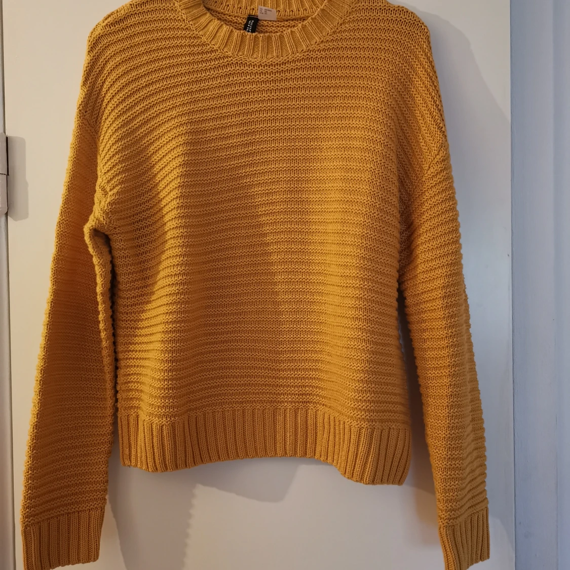 Fin gul stickad tröja