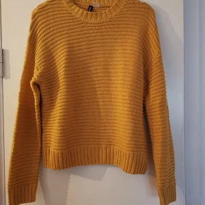 Fin gul stickad tröja - En grovstickad tröja i en senapsgul nyans