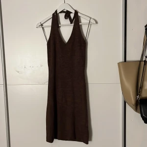 Stickad klänning  - Brun klänning från bikbok storlek M, aldrig använd 