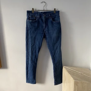 Blåa levis herr - Säljes! Vanligt använt skick men inga skavanker.