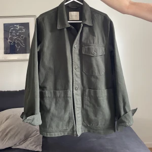 Overshirt - Säljer den här skitsnygga och nästan oanvända overshirten från A days march. Nypris 1595kr, mitt pris 600kr🔥Storlek: stor small, passar medium.