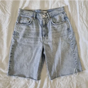 Shorts - Säljer dessa shorts från gina tricot, fin passform och härligt material. används tyvärr inte så mycket så därför jag säljer! 149kr+frakt!🤍🤍🩵🩵