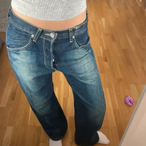 Levis jeans - Snygga levis jeans köpa second hand💕hittar ingen storlek men skulle säga att om man vill ha de baggy så passar det någon som är runt 160-170cm mch har storlek xs-m. Använd görna köp nu❣️