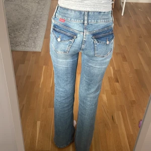 Jeans - low waist jeans med snygga fickor där bak🫶🏻 använd en del men i vädldigt bra skick💞 använd gärna köp nu👍🏼