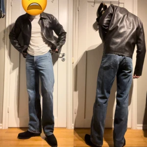 Acne jeans - Riktigt schyssta Acne distressed/faded jeans i strl 31/32, ny pris 2900kr. Väldigt bra skick, knappt använda. Jeansen har en najs vintage känsla med slitage och målade fläckar enligt design, även bra passform liknande Our legacy’s third cut jeans. 🤝