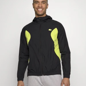 Vindjacka  - Lacoste Vindjacka har använt den några gånger. för mer info kom pm🤝