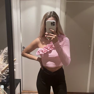 Topp  - Rosa topp med rosliknande volanger🎀