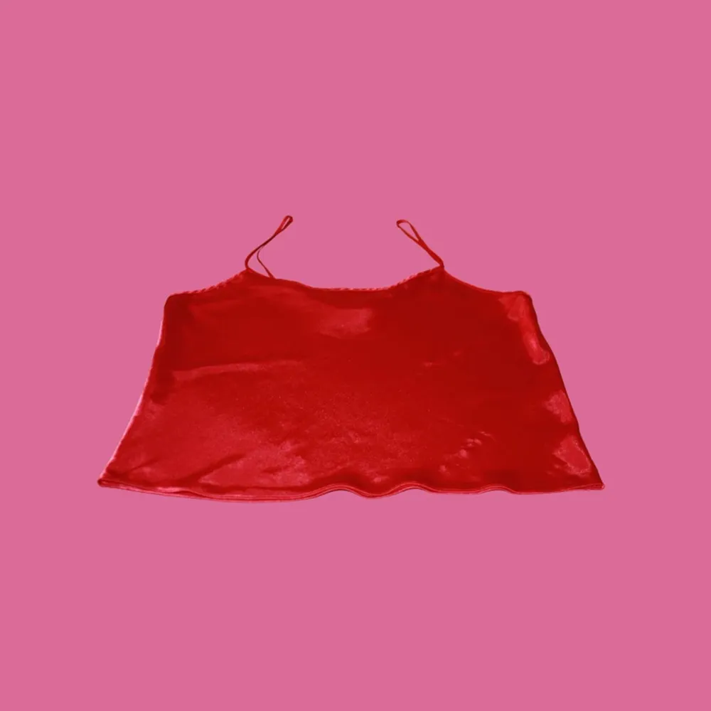 Presenterar denna förträffliga röda top, som är designad för att förhöja din sängkläder-upplevelse med sin lyxiga känsla och eleganta lockelse. . Toppar.