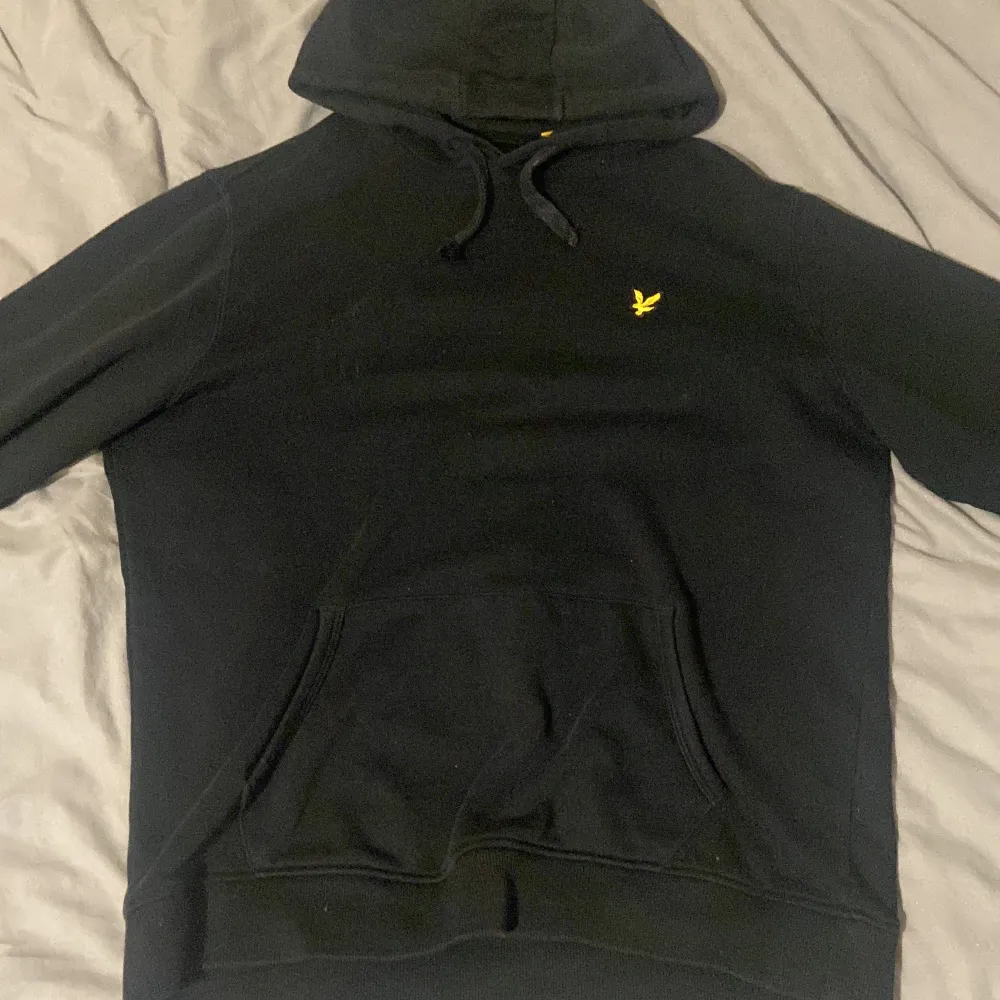 Lyle and scott hoddie i fint skick, enda är att metalen som suttit på snöret har lossnat. Hoodies.