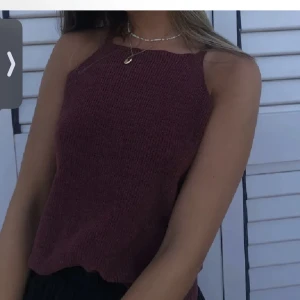Vinröd stickad topp - Väldigt snygg vinröd topp som jag köpte här på plick men som tyvärr är för stor för mig. Väldigt snygg att ha under en kofta med kostymbyxor! Har en sömn men det är för att man ska kunna se vart baksidan av toppen är då lappen är borta, inget som syns! 