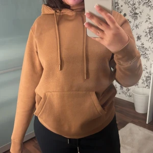 Hoodie - En mysig hoodie som kommer i bra skick använd få gånger dock lite trådar på hörgra armen som syns lite! Utöver de är den i ett bra skick och är väldigt tjock nu till vintern 