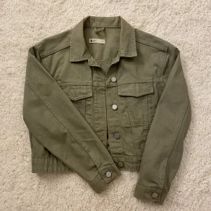 Grön jeansjacka - Khaki jeansjacka från Gina Tricot, kommer inte till anvädning av mig tyvärr!