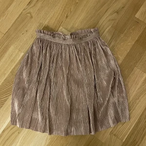 Fin festkjol - Jättefin festkjol i bra skick. Har aldrig använt. Storleken är 11/12 år, men kjolen är väldigt stretchig och är för stor för mig som är 16 år! 