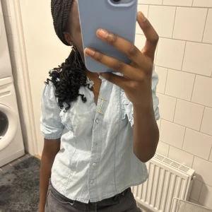 Blus - Så fin å söt blus från only!! I mitten saknas dock en knapp därav förklaras priset🩵