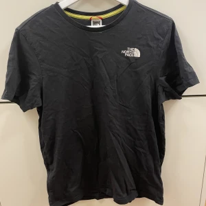 Fin tahirt med tryck - Sjukt fin the nort face tshirt med tryck på både rygg och bröst. Använt mycket, men inga tecken på skador eller liknande. 