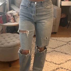 Jeans  - Ett par snygga jeans med hål i. Säljer för att dom inte kommer till användning längre.