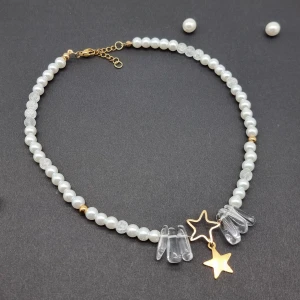 Handgjort halsband  - Handgjort halsband och exklusiv design. Gjord i bra kvalitet ♡Material-bergskristall, pärlor, rostfrittstål, zinklegeringar. Längd: 36cm+4cm,120kr