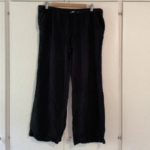 Svarta Linnebyxor - Superfina linnebyxor från HM, stolek L men krympte i tvätten så nu skulle det passa M-L och de blev även kortare så dom skulle vara bra för någon runt 160. Skickar gärna bild med dom på då dom är mycket finare på. Knytning och låg midja 
