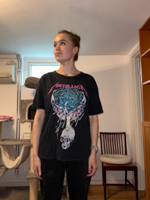 metallica t-shirt - modellen är 175 cm lång och brukar ha storlek 38/S. köpt här på plick, sparsamt använd.