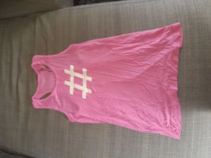 Ett rosa linne! - Ett rosa linne med en vit # i JÄTTESKÖNT material!