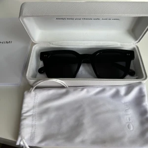 Chimis - Jag vill gärna byta dessa jättesnygga svarta chimis till ett par beige, del i färgen ecru. Byter endast!! Jag köpte dessa i augusti 2022 men har nästan aldrig blivit använda, inga repor.❤️❤️