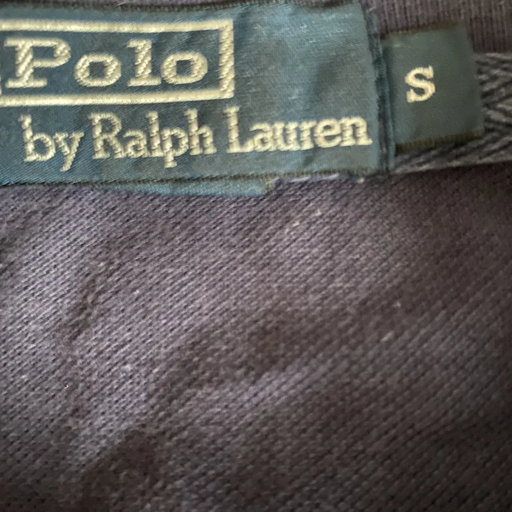 Snygg marinblå Polo Ralph Lauren piké i storlek S men passar M då den är köpt i USA där modellerna på kläder är större. Skick 8/10. Nypris 1199kr. Vid fler frågor eller funderingar så skriv dm.. Skjortor.