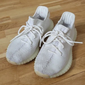 Vit par skor - Användes mest inomhus. 