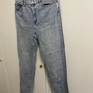 Jeans - Jeans som är väl använd.