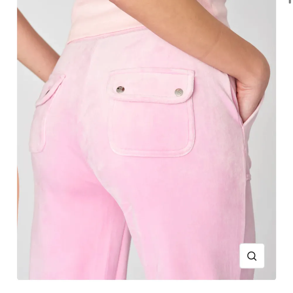 Knabbt använda juicy couture byxor i färgen Begonia pink och modellen klassisk velour. Köpa på juicys egna hemsida. Nypris 1200kr. Kommer inte till användning och har där av knabbt några bilder på dom och därför en bild med ett par marinblåa av samma typ.. Jeans & Byxor.