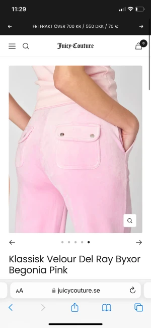 Rosa juicy byxor  - Knabbt använda juicy couture byxor i färgen Begonia pink och modellen klassisk velour. Köpa på juicys egna hemsida. Nypris 1200kr. Kommer inte till användning och har där av knabbt några bilder på dom och därför en bild med ett par marinblåa av samma typ.