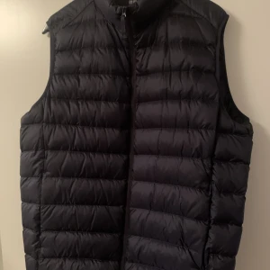 Uniqlo Väst, strl L, marinblå - Klassisk uniqlo väst, strl L. Är i bra skick, nypris runt 600 kr. Mitt pris 300 kr