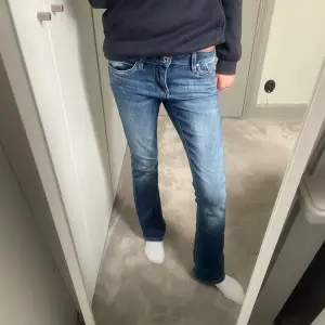 Jättesnygga jeans som är lågmidjade och utsvängda, men tyvärr för korta för mig! Står ingen storlek i de, men skulle säga att de är i 25/32. Passar säkert ngn som har en storlek mindre eller större då de är stretchiga. 