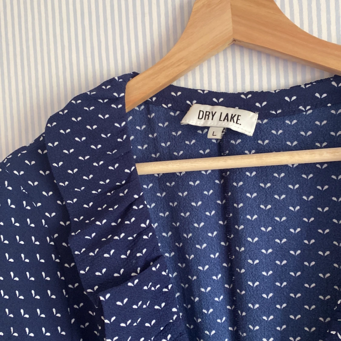 Draperad volangklänning  - 90