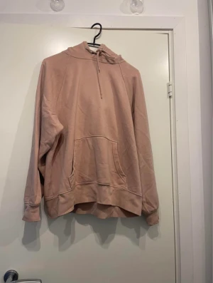 hoodie - Tänker nu sälja denna rosa ish hoodie då jag aldrig har användning för den.