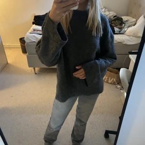 Stickad tröja  - Säljer denna fina tröja från Gina Tricot knapp använd jättefint skick