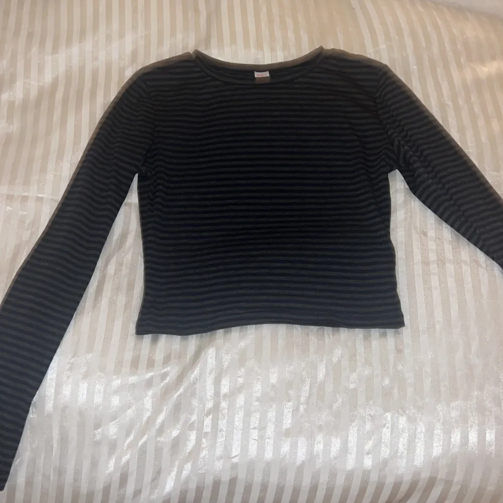 En ny randig tröja, har aldrig använt den eftersom den va för liten när jag köpte den, använd bara köp nu 🩶. Toppar.