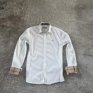 Säljer nu denna tvär feta skjortan i vit färg. Grymt skick inga defekter. Hör av er vid fler frågor🤩