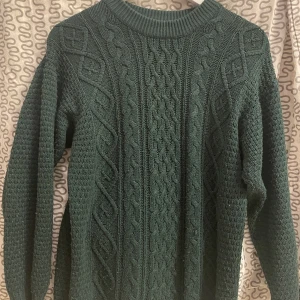 Jättefin mörkgrön stickad tröja  - Den här tröjan är i super bra skick och har inga riktiga problem, den är lite gammal och lappen är ut tvättat så jag vet inte riktigt märket, säljer den bara för att rensa garderoben.