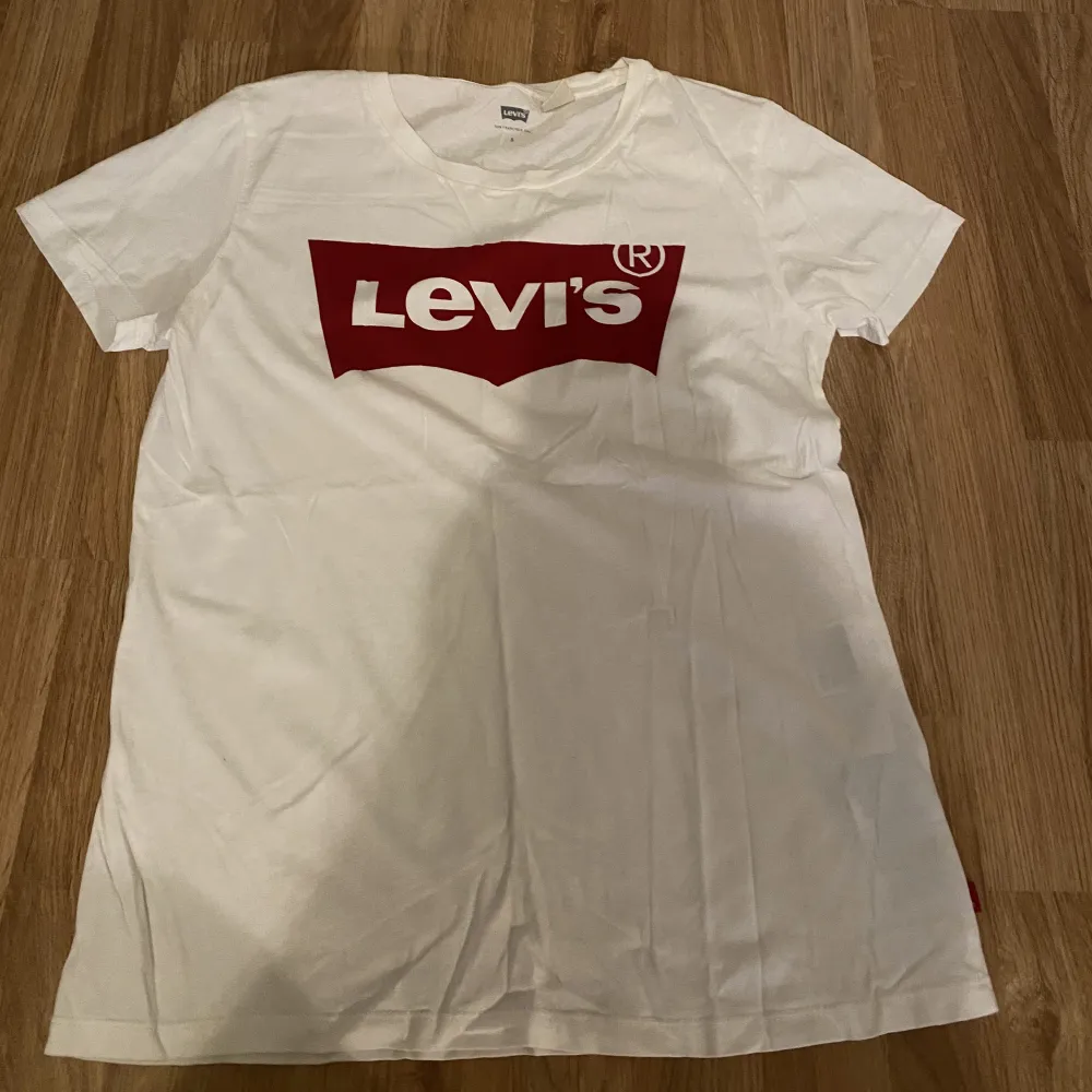 Säljer denna super fina Levis t-shirt då den inte kommer till användning 💕💕. T-shirts.