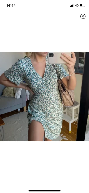 Sommar klänning - Säljer denna klänning från indiska. Köptes här på Plick men aldrig använt den själc. Skriv privat för fler bilder 🥰