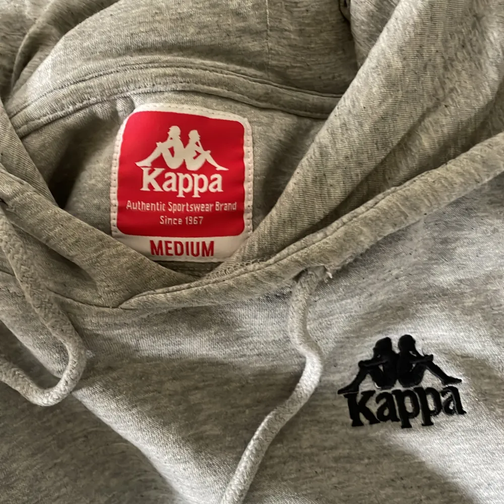 Snygg Kappa hoodie, inte använd mycket alls. Säljs på grund av för liten. Passar S/M. Nypris: 679 kr Säljs för 159 kr.   Tveka inte att skriva vid frågor och funderingar!  . Hoodies.