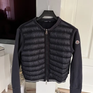 Moncler  - Säljer min marinblåa moncler. Köpt slutet av 2020. Fint skick. Storlek 2. 