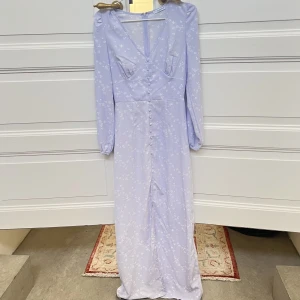 Adoore liknande Långklänning  - Super fin Adoore liknande klänning från Nelly x Glamorous. Aldrig använd  då storlek var förliten för mig. Helt ny🙌🏼😍🤝🏼 ❗️Andra bilden är samma klänning fast annan färg/mönster❗️