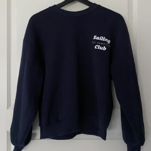Sweatshirt  - Marinblå sweatshirt från Gina Tricot som aldrig har använts, storlek S🤍